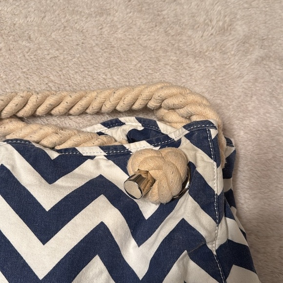 ๐ผ Large Donna Dixon Chevron, Multi-Purpose, Tote โ Navy Blue & White - Picture 3 of 12